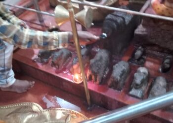 आश्चर्यम! नंदी पाणी पित असल्याच्या चर्चेने शिवालयांमध्ये गर्दी,भाविकांच्या मंदीरांमध्ये रांगा; अंनिसकडून घटनेमागे विज्ञानातील पृष्ठीय ताण असल्याचे स्पष्टीकरण