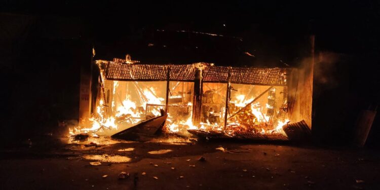 नवापूर येथे लाईट बाजारात शॉटसर्कीटमूळे लागलेल्या आगीत लाखोंचे नुकसान, पालिकेचा निष्काळजीपणा पुन्हा आला चव्हाट्यावर