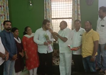 युक्रेनमध्ये अडकलेला तळोदा येथील कौस्तुभ गवळी परतला, माजी आमदार उदेसिंग पाडवी यांनी केला सत्कार