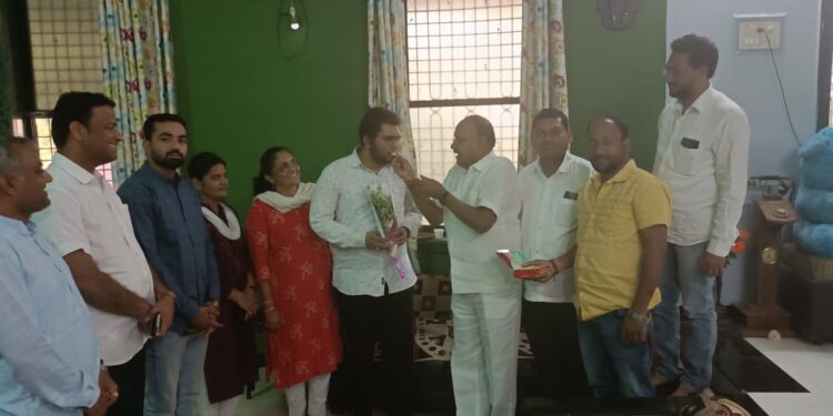 युक्रेनमध्ये अडकलेला तळोदा येथील कौस्तुभ गवळी परतला, माजी आमदार उदेसिंग पाडवी यांनी केला सत्कार