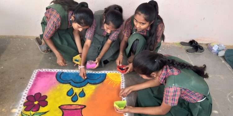 भालेर येथील श्रीमती क.पु.पाटील माध्यमिक विद्यालयात आजादी का अमृत महोत्सव” निमित्त रांगोळी स्पर्धा