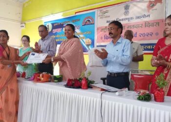 खा. डॉ.हिना गावीत यांच्या हस्ते शिधापत्रिका वाटप