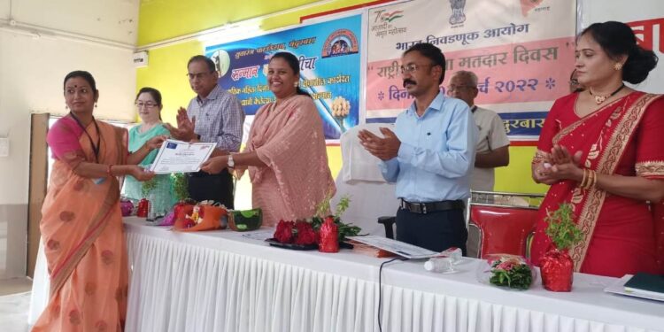 खा. डॉ.हिना गावीत यांच्या हस्ते शिधापत्रिका वाटप