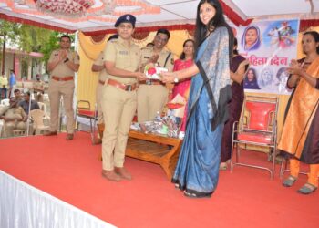 महिला दिनानिमित्त नंदुरबार जिल्हा पोलीस दलातील व आरोग्य विभागातील महिला कोरोना योद्यांचा करण्यात आला सत्कार