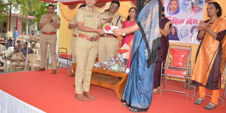 महिला दिनानिमित्त नंदुरबार जिल्हा पोलीस दलातील व आरोग्य विभागातील महिला कोरोना योद्यांचा करण्यात आला सत्कार