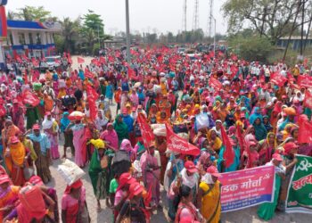 एकच नारा सात बारा नारा देत पाच हजार आंदोलक उतरले रस्त्यावर, विसरवाडीहुन निघालेला सत्यशोधक संघटनेचा पायी बिढार मोर्चा उद्या जिल्हाधिकारी कार्यालयावर धडकणार
