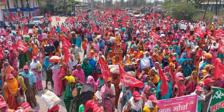 एकच नारा सात बारा नारा देत पाच हजार आंदोलक उतरले रस्त्यावर, विसरवाडीहुन निघालेला सत्यशोधक संघटनेचा पायी बिढार मोर्चा उद्या जिल्हाधिकारी कार्यालयावर धडकणार