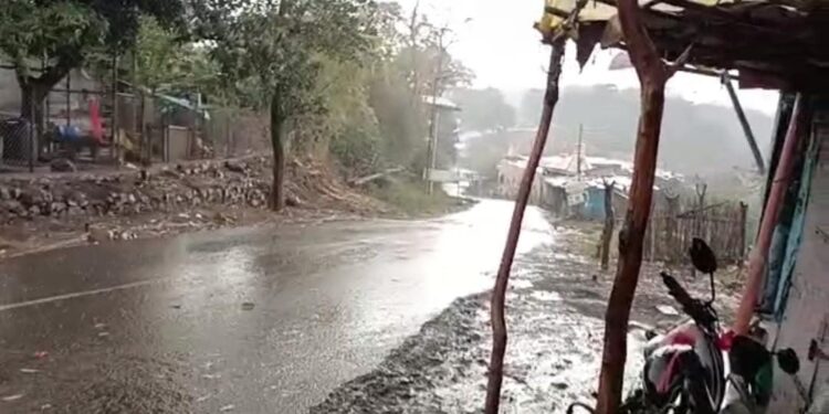 थंड हवेचे ठिकाण तोरणमाळ परिसरात बेमोसमी पावसाची हजेरी