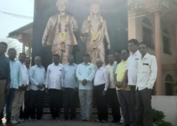 सन्मित्र क्रीडा मंडळातर्फे सावित्रीबाई फुले प्रतिमेला अभिवादन