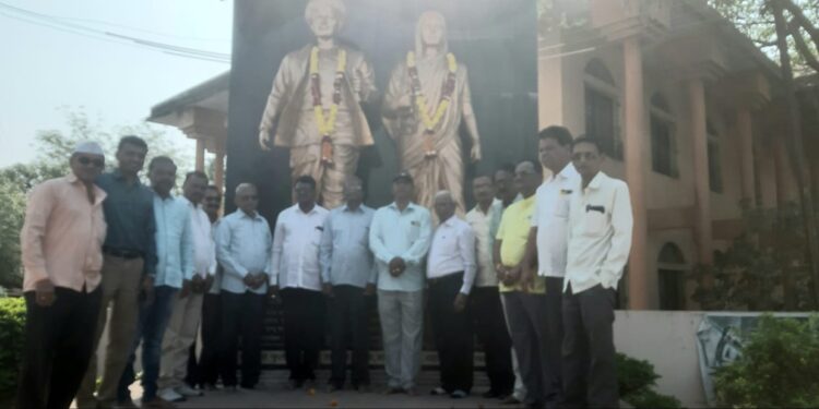 सन्मित्र क्रीडा मंडळातर्फे सावित्रीबाई फुले प्रतिमेला अभिवादन