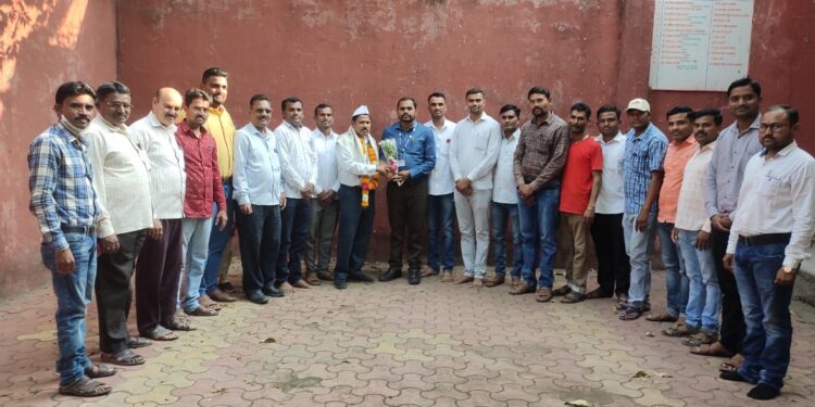 प्रहार शिक्षक संघटनेमार्फत नुतन गटशिक्षणाधिकारी डी.टी.वळवी यांचा सत्कार