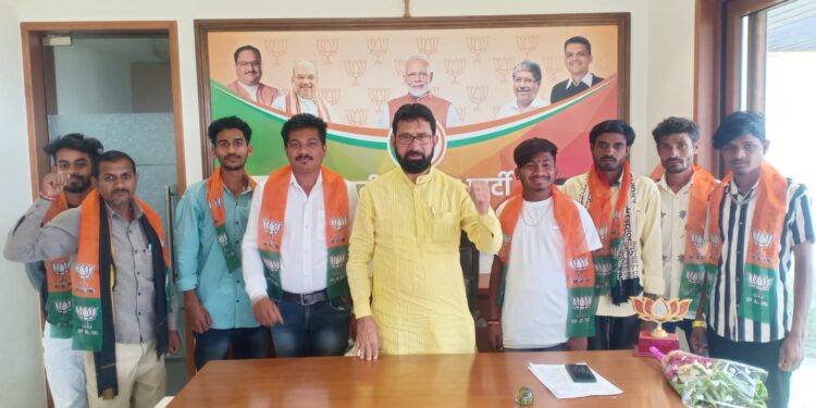 धडगाव तालुक्यातील काँग्रेस कार्यकर्त्यांचा भाजपात प्रवेश