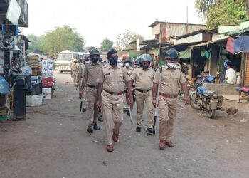 म्हसावद येथे आगामी उत्सवांच्या पार्श्वभूमीवर पोलीस दलातर्फे पथसंचलन