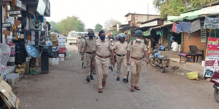 म्हसावद येथे आगामी उत्सवांच्या पार्श्वभूमीवर पोलीस दलातर्फे पथसंचलन