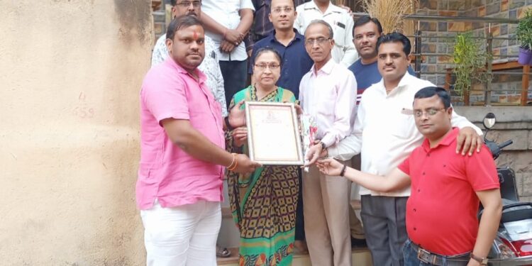 राजपूत समाज बांधवांनी अनिष्ट रूढी परंपरांना फाटा देणाऱ्या कुंटुंबियांचा श्री क्षत्रिय राजपूत समाज समितीतर्फे सत्कार