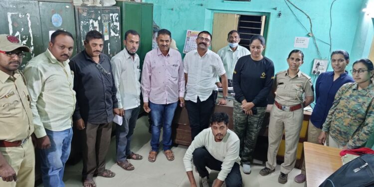 फिश टॅंक मध्ये चार कासवांना बंदिस्त ठेवल्याप्रकरणी नवापूर वन विभागाची कारवाई