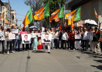 भाजपा आक्रमक : नंदूरबार येथे भाजपातर्फे नोटिस होळी आंदोलन