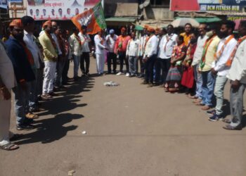 भाजपा तळोदा ग्रामीण व शहर मंडल संघटनतर्फे विरोधी पक्ष नेते यांना देण्यात आलेल्या नोटीसचे  करण्यात आले दहन