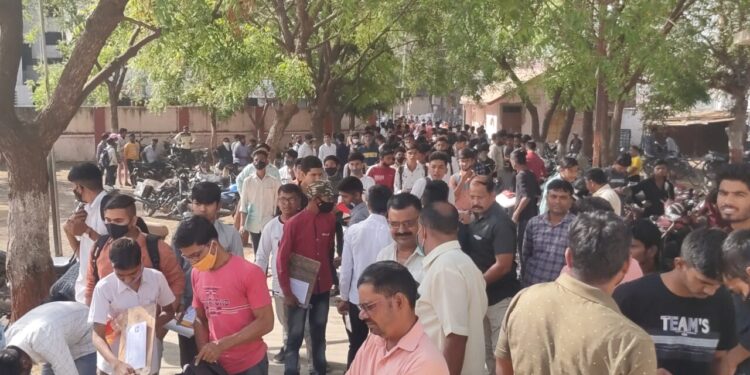 जिल्ह्यात आजपासून दहावी बोर्डाच्या परीक्षांना झाली सुरुवात, 20 हजार 703 विद्यार्थी दहावी बोर्ड परीक्षेसाठी प्रविष्ट