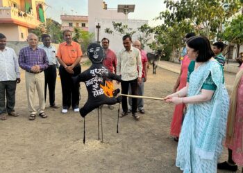 अंनिसच्यावतीने युद्धखोर मानसिकतेची होळी