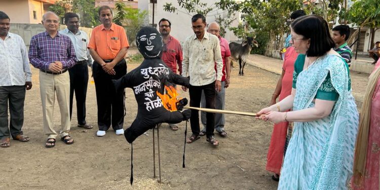 अंनिसच्यावतीने युद्धखोर मानसिकतेची होळी