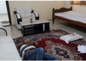 शासकीय विश्रामगृहात महानगरपालिका कर्मचाऱ्याचा मद्यधुंद अवस्थेत धिंगाणा