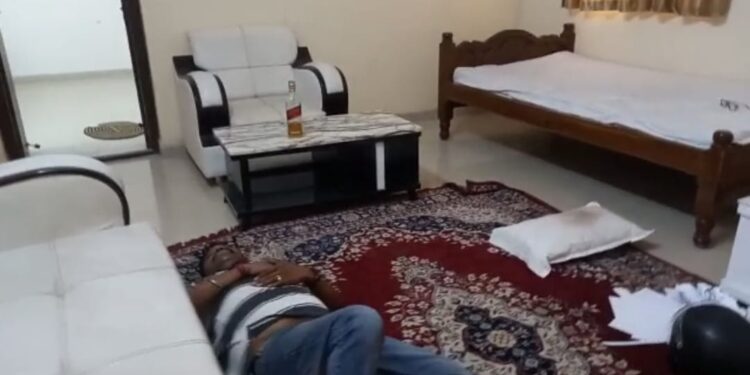 शासकीय विश्रामगृहात महानगरपालिका कर्मचाऱ्याचा मद्यधुंद अवस्थेत धिंगाणा