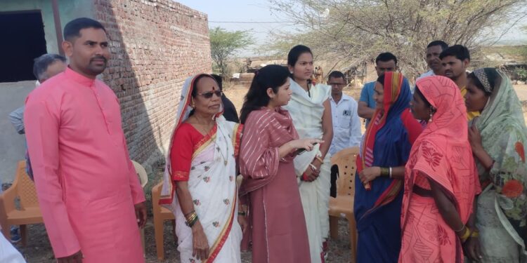 माय तुंम्हु पहिल्या अध्यक्षा सत की, आमना गावमा व्हनात; ताई आम्हला पेवाला पाणी देवा. नवे टेंभा येथील ग्रामस्थांनी मांडल्या जि.प.अध्यक्षाकडे व्यथा