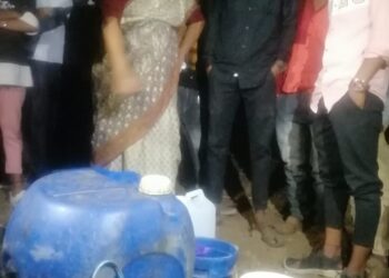 शराब का धंधा सबसे गंदा असे म्हणत मेधा पाटकर यांनी स्वतहा जाऊन दारु व जुगार अड्डे केले बंद, पोलिसांना हप्ते दिल्याचा आरोप