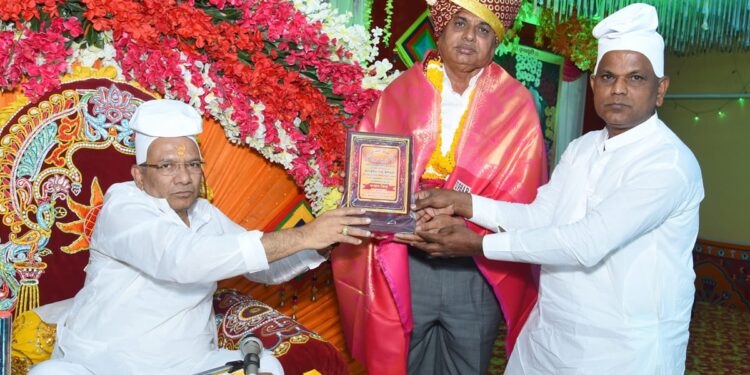 सारंगखेडा येथील अशोक पाटील यांचा महानुभव रत्न पुरस्काराने सन्मान