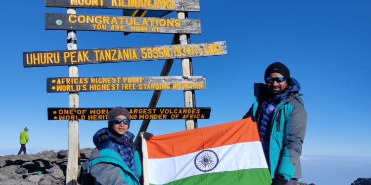 7 वर्ष 11 महिन्यांच्या अंशुल ने केले आफ्रिका खंडातील सर्वोच्च शिखर सर करीत फडकवला किलीमांजारो शिखरावर तिरंगा