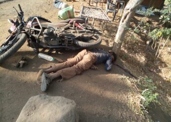 खातगाव गावाजवळ मोटरसायकल घसरल्याने दोघांचा मृत्यू