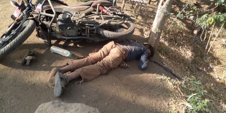 खातगाव गावाजवळ मोटरसायकल घसरल्याने दोघांचा मृत्यू