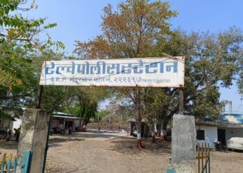 नंदूरबार तालुक्यातील युवक व गुजरात राज्यातील विवाहित तरुणी या प्रेमीयुगुलाचा रेल्वे स्थानकावर आत्महत्येचा प्रयत्न