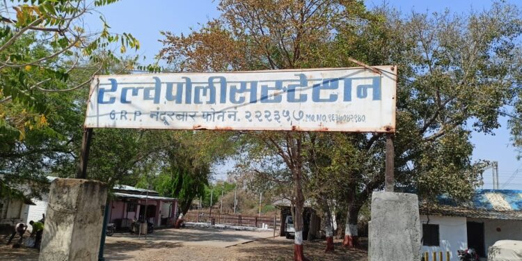 नंदूरबार तालुक्यातील युवक व गुजरात राज्यातील विवाहित तरुणी या प्रेमीयुगुलाचा रेल्वे स्थानकावर आत्महत्येचा प्रयत्न