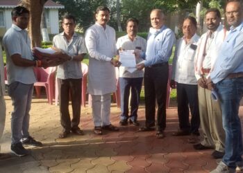 शेतकर्‍यांचे नवीन रोहित्र प्रस्ताव आ.राजेश पाडवी यांनी केले अधिकार्‍यांना सुपूर्त