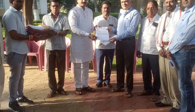 शेतकर्‍यांचे नवीन रोहित्र प्रस्ताव आ.राजेश पाडवी यांनी केले अधिकार्‍यांना सुपूर्त
