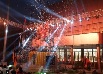 शिवरायांचा पुतळा भोवती लेझर शो; आकर्षक विद्युत रोषणाई, नंदुरबार जिल्ह्यात प्रथमच; जिल्हाप्रमुख डॉ.विक्रांत मोरेंची उपक्रम