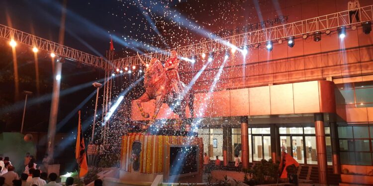 शिवरायांचा पुतळा भोवती लेझर शो; आकर्षक विद्युत रोषणाई, नंदुरबार जिल्ह्यात प्रथमच; जिल्हाप्रमुख डॉ.विक्रांत मोरेंची उपक्रम