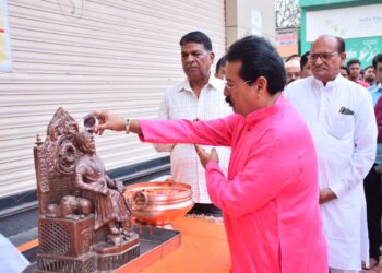 शिवछत्रपती स्मारकावर पद्याचा घोषात सामूहिक अभिषेक पूजन