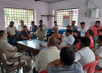 अक्कलकुवा पोलीसांच्या निषेधार्थ स्वयंस्फूर्तीने खापर सह कोराई गावकऱ्यांनी ठेवले गावबंद, पोलीस अधिकारी व गावकऱ्यांमध्ये झाली बैठक