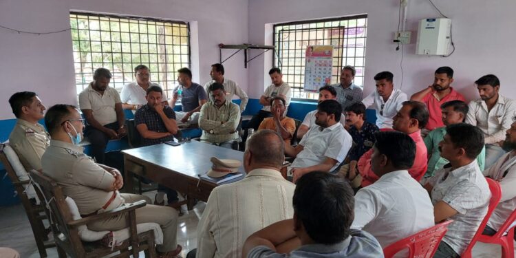 अक्कलकुवा पोलीसांच्या निषेधार्थ स्वयंस्फूर्तीने खापर सह कोराई गावकऱ्यांनी ठेवले गावबंद, पोलीस अधिकारी व गावकऱ्यांमध्ये झाली बैठक