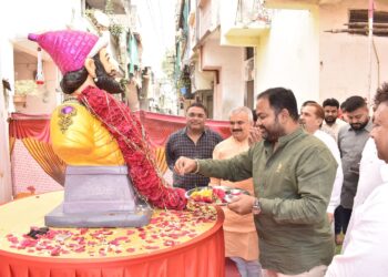 शिवजयंतीनिमित्त मराठा गल्लीत अभिवादनासह ताक वाटप कार्यक्रम