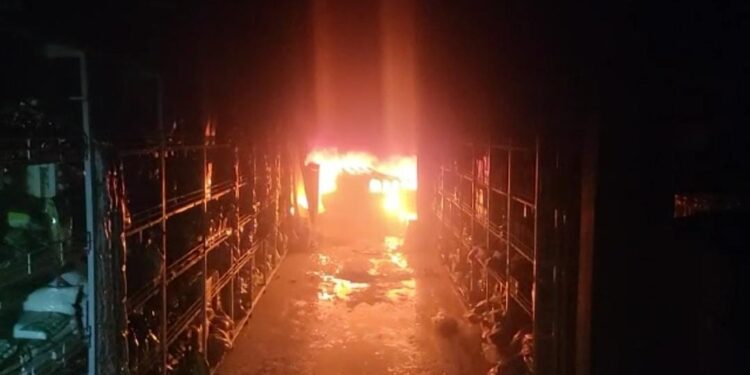 अक्कलकुवा येथील व्यापारी विजय जैन यांच्या सोरापाडा येथील डागा मार्टला लागली आग