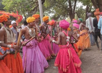 मोदलपाडा येथे याहा दिंडन गेर नृत्यात ५६० नृत्य कलाकारांनी केले नऊ चालींवर नृत्य सादर, हजारो नागरिकांची उपस्थिती