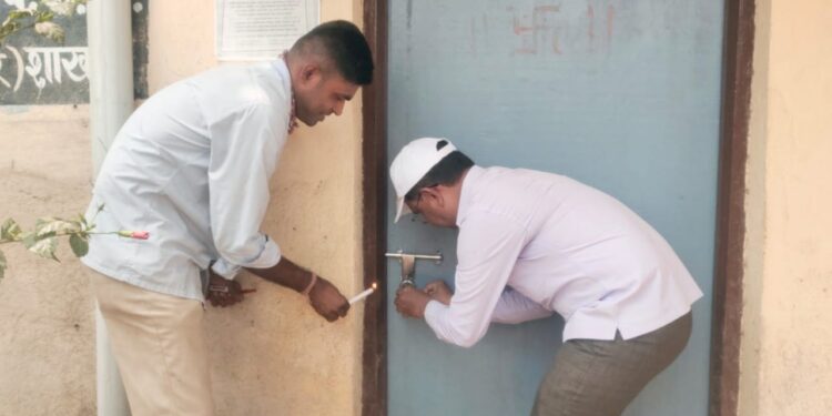 महावितरणने नवापूर पालिकेचे वीज कनेक्शन केले खंडीत तर नगरपालिकेने महावितरणचे कार्यालय केले सिल