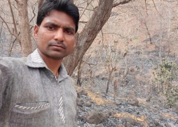 अज्ञाताने लावली आग, युवकाने जिवधोक्यात टाकून आगीवर मिळविले नियंत्रण