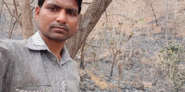 अज्ञाताने लावली आग, युवकाने जिवधोक्यात टाकून आगीवर मिळविले नियंत्रण