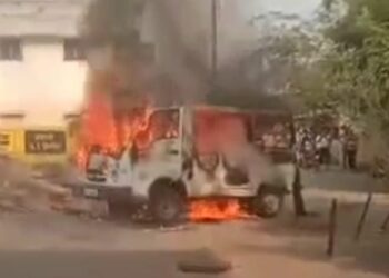 प्रवासी वाहतूक करणाऱ्या व्हॅनला अचानक लागली आग