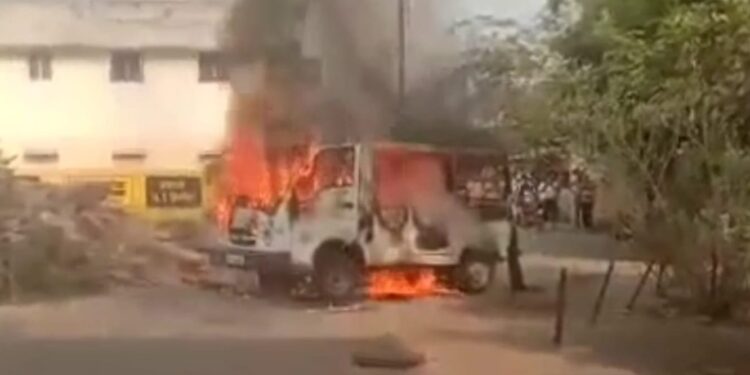 प्रवासी वाहतूक करणाऱ्या व्हॅनला अचानक लागली आग
